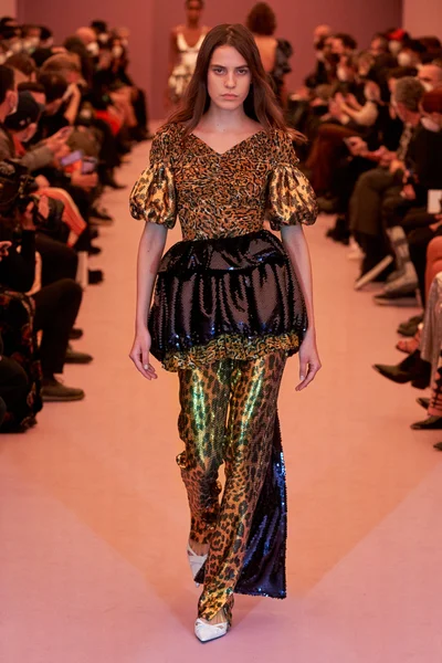 Look 16
